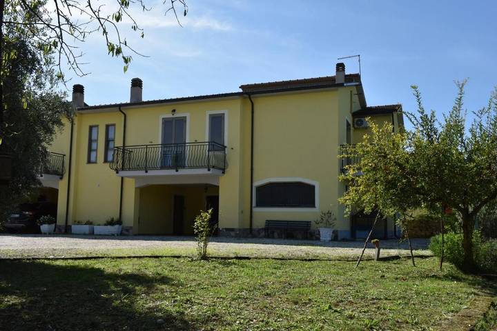 Location de vacances pour 6 personnes, avec vue et jardin, animaux acceptés à Calvi dell'Umbria