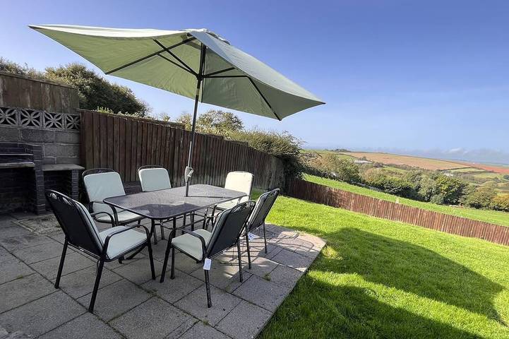 Holiday rental for 7 people, with hot tub and garden as well as terrace, with pets in South Devon