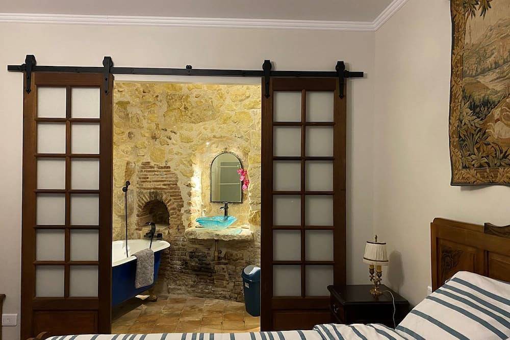 Raphaël at our 'Clos Lussault' near Amboise in the Loire Valley in Lussault-sur-Loire, Tours und Umgebung