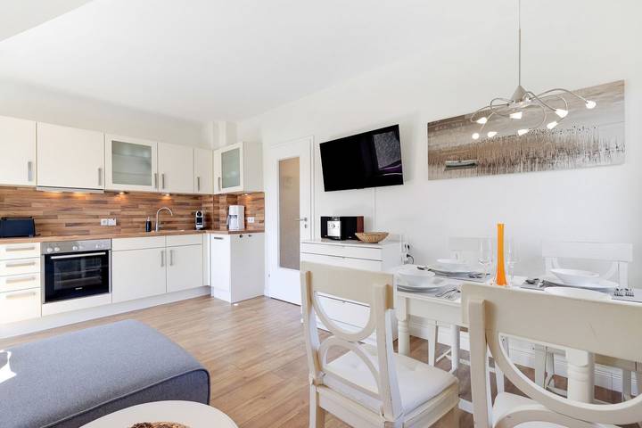 Ganze Wohnung, Drei Raum Appartement im Obergeschoss und Dachgeschoss mit ca. 65m² Nutzfläche. in Wenningstedt, Sylt