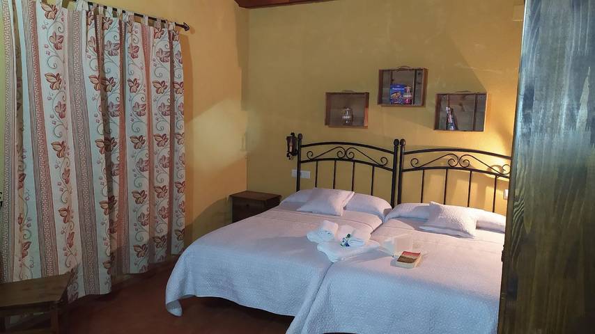 Casa rural para 6 personas, con piscina y jacuzzi además de jardín y balcón en Algarinejo - 4