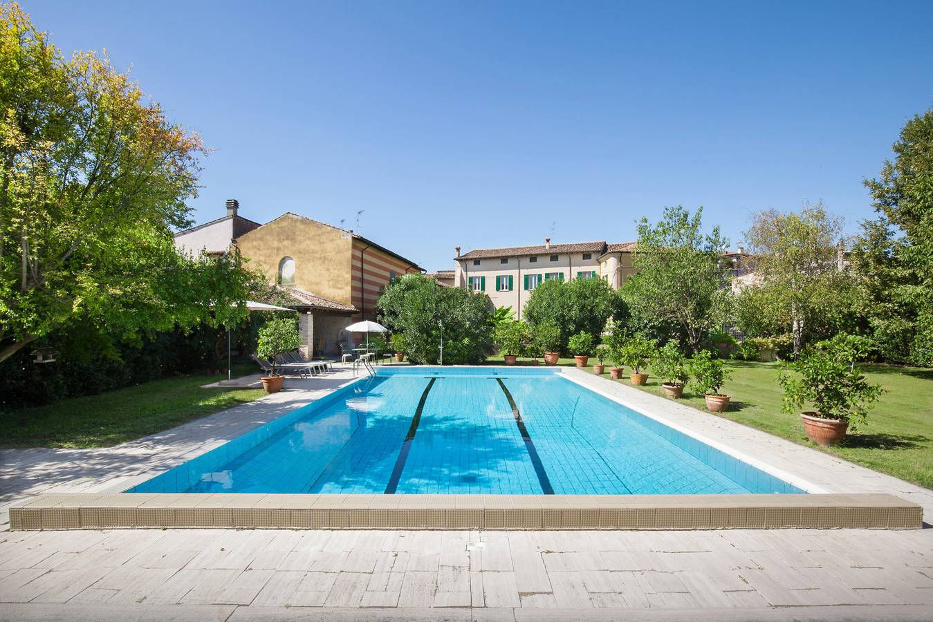 Villa L'Oleandra with Pool up to 12 People in Volta Mantovana, Provincia di Mantova