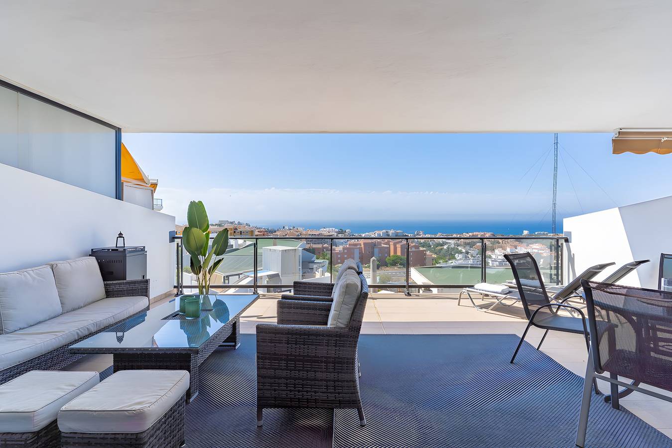 Hel lejlighed, Stunning Sea Views, Spacious Sunny Terrace & Pool in Riviera del Sol, Mijas