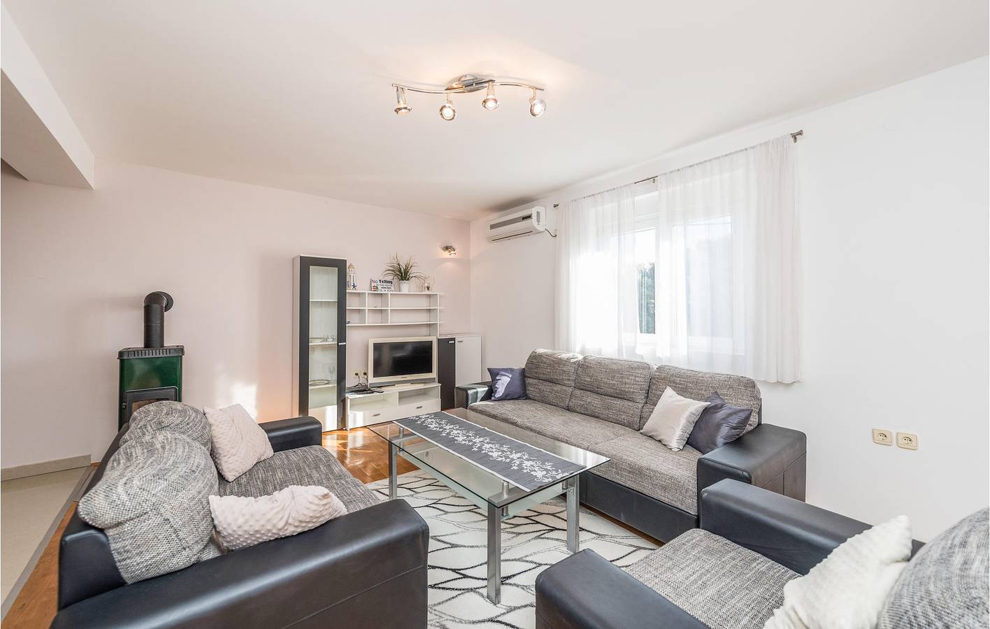 Geräumige Ferienwohnung mit Pool und Terrasse, 2,5 km vom Familienstrand entfernt in Bibinje, Zadar