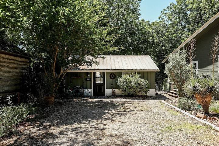 Vacation rental for 2 people, with yard in Texas Hill Country