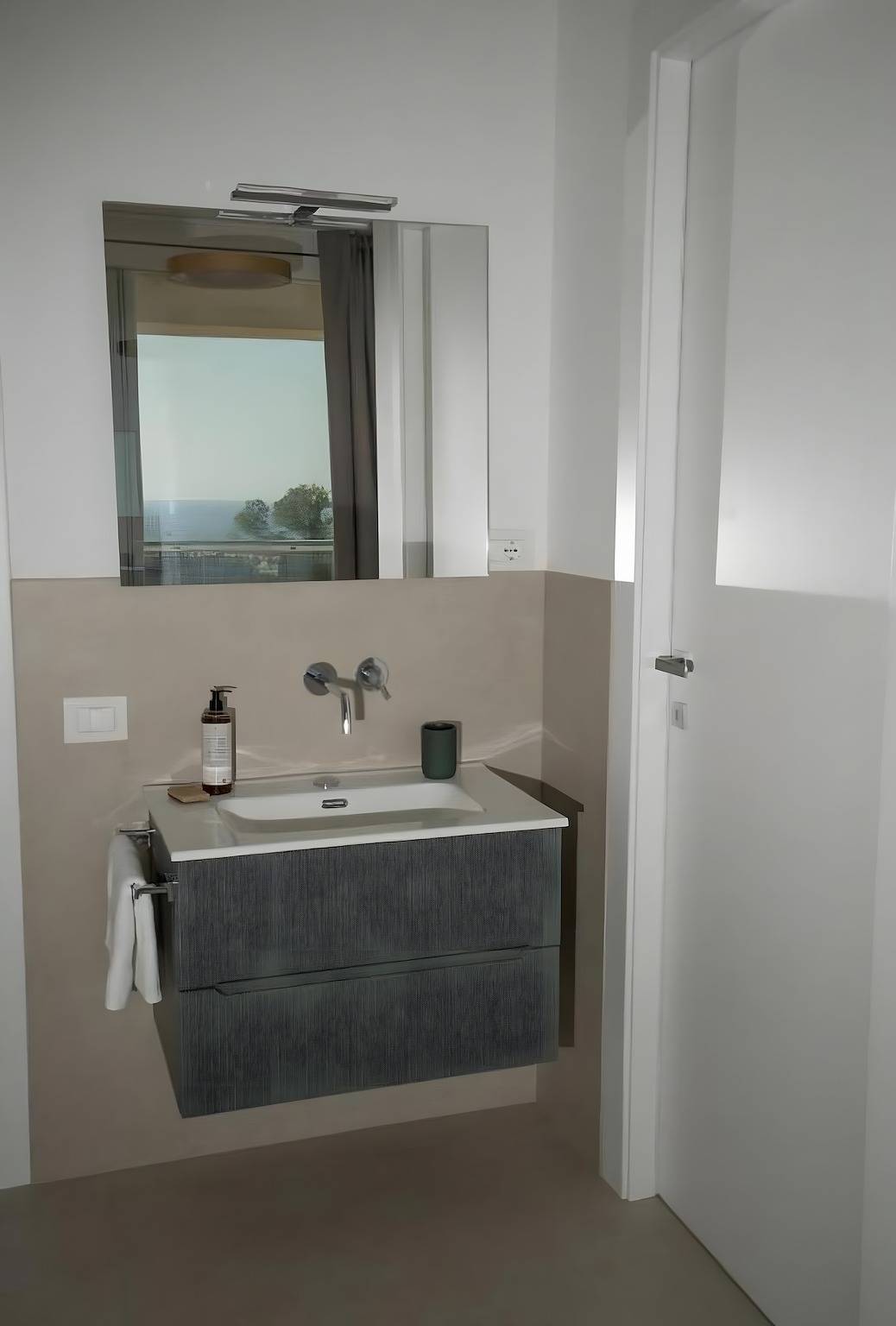 Double Room 'Camera Matrimoniale 2' with Shared Terrace, Wi-Fi and Air Conditioning in Salerno, Middelhavskysten Campanien