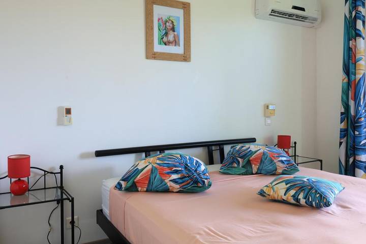 Gîte pour 2 personnes, avec piscine ainsi que jardin et vue dans Mo'orea - 4