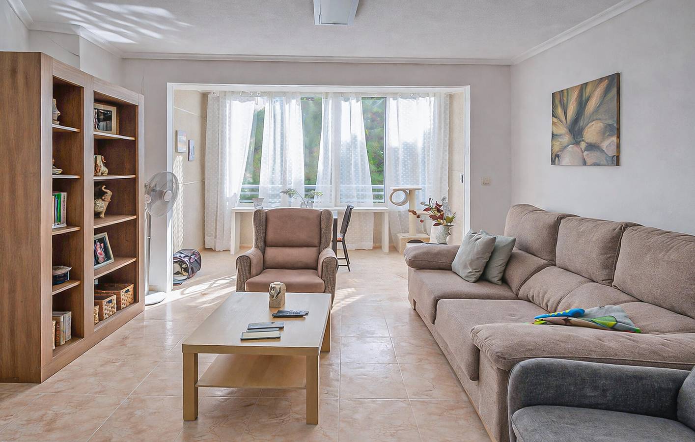 Entire holiday apartment, Cozy Beachside Apartment with Pool & Parking in El Barrio, San Juan Playa