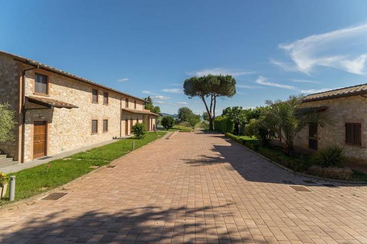 Villa per 18 persone, con Balcone e Terrazza nonché Giardino e Piscina a Passignano sul Trasimeno