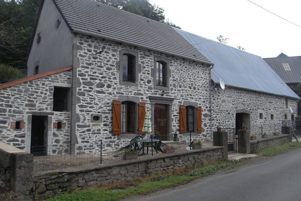Gite sleeps 5, accessible from the side of the house. Free Wifi in Marcenat, Regionaler Naturpark Volcans d'Auvergne