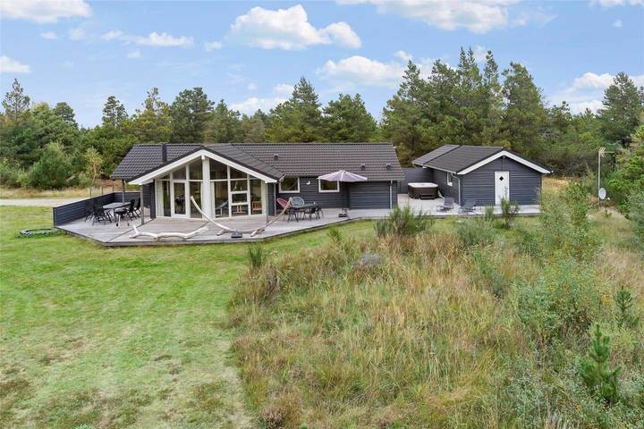 Ferienhaus für 8 Personen, mit Sauna und Terrasse sowie Whirlpool in Biikebrennen