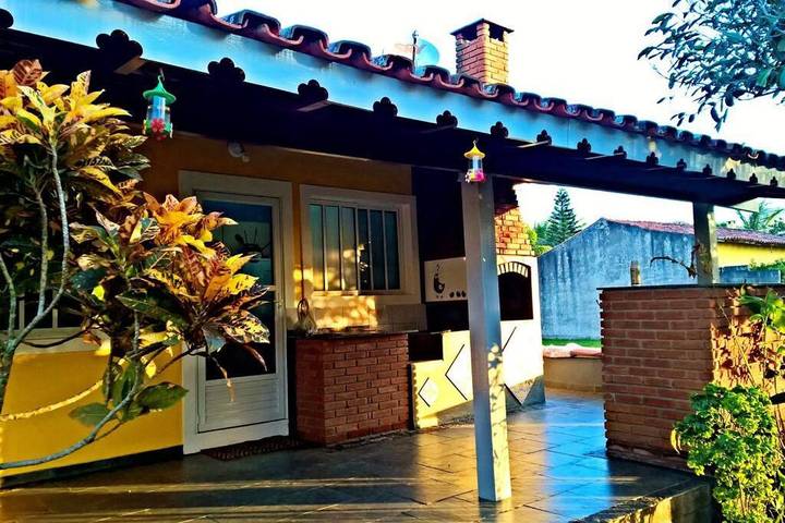 Casas e apartamentos de temporada para 14 pessoas, com jardim e balcão em Iguape