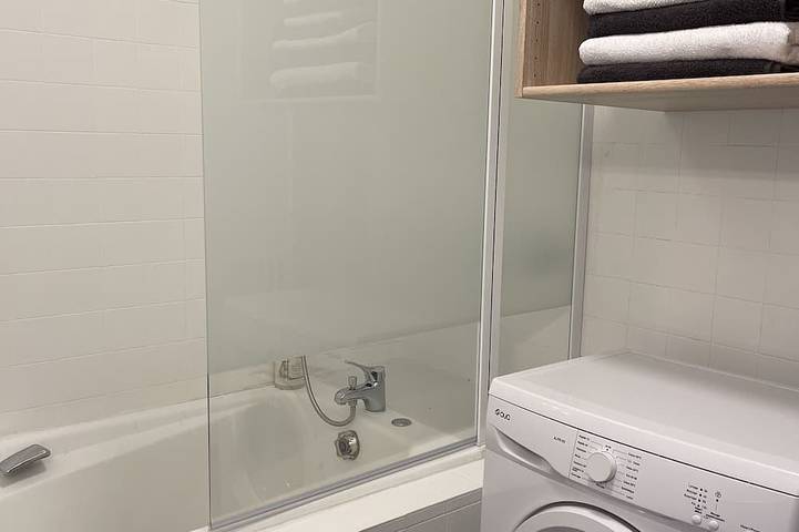 Appartement entier, Appartement T4 - 80m2 - Meublé - Centre Ville - Proche Thermes in Lons-le-Saunier, Jura