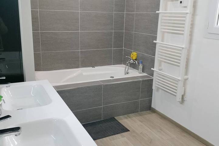 Beautiful, quiet, air-conditioned villa with swimming pool in Poulx, Nimes und Umgebung