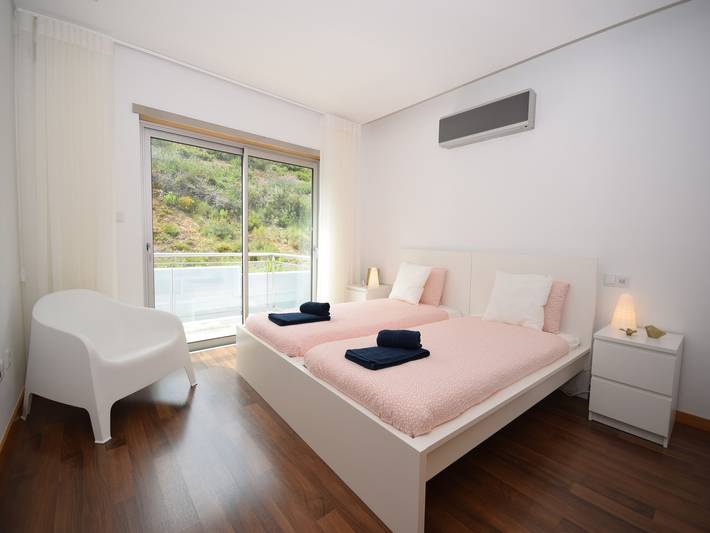 Holiday Home near São Martinho Beach in Salir do Porto, Tornada e Salir do Porto