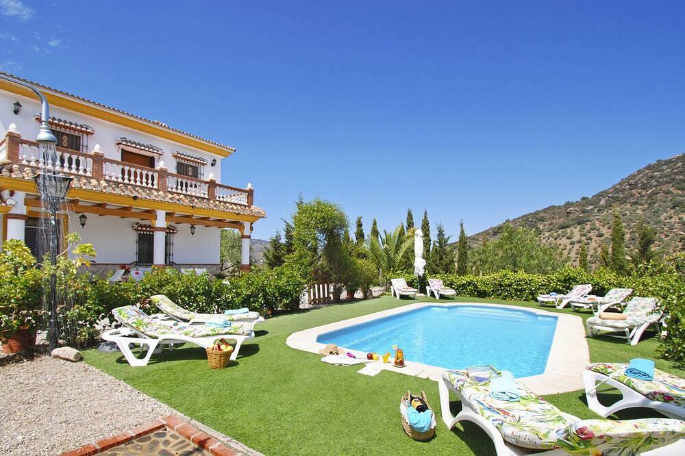 Un refugio cautivador con piscina para unas vacaciones en grupo excepcionales. in Comares, Provincia de Málaga