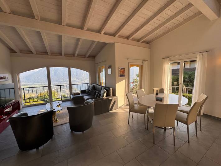 Ferienwohnung für 4 Personen, mit Balkon und Terrasse sowie Pool und Seeblick