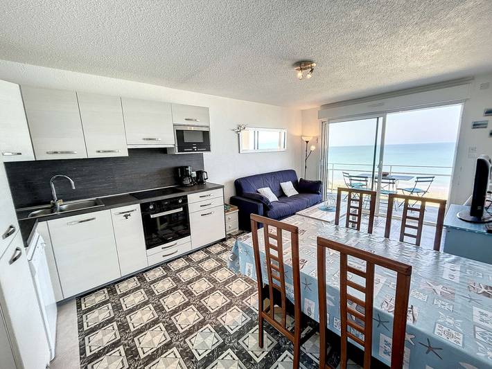 Appartement entier, Appartement en front de mer avec balcon et parking privatif in Jullouville, Côte de la Déroute