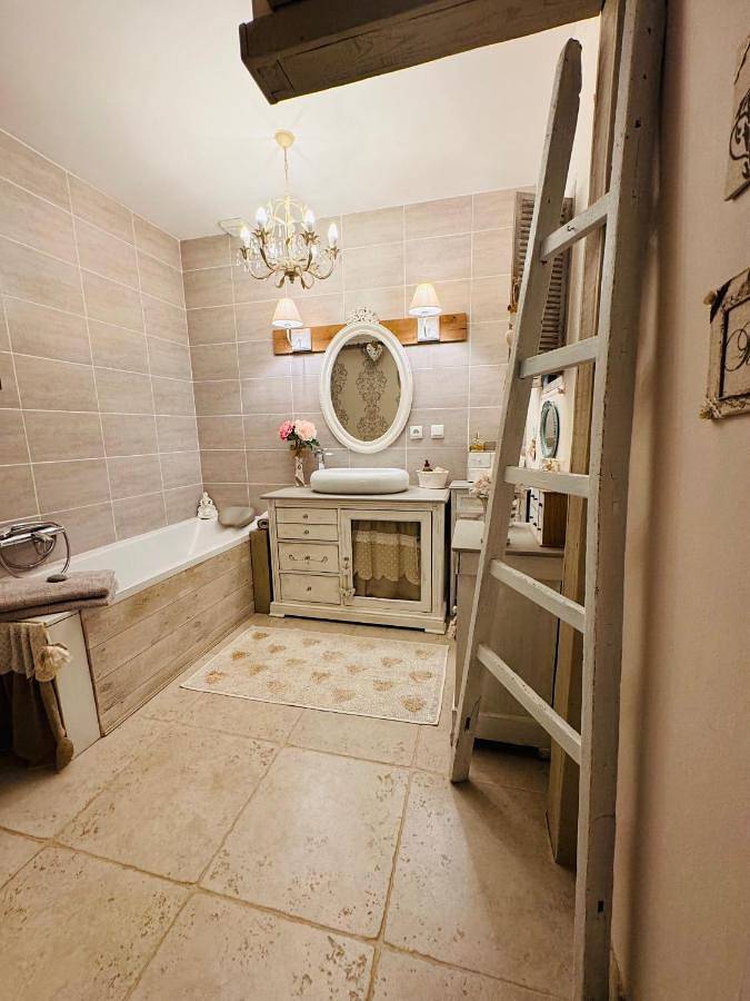 Location de vacances pour 6 personnes, avec piscine ainsi que vue et jardin, animaux acceptés à Châteauroux - 3