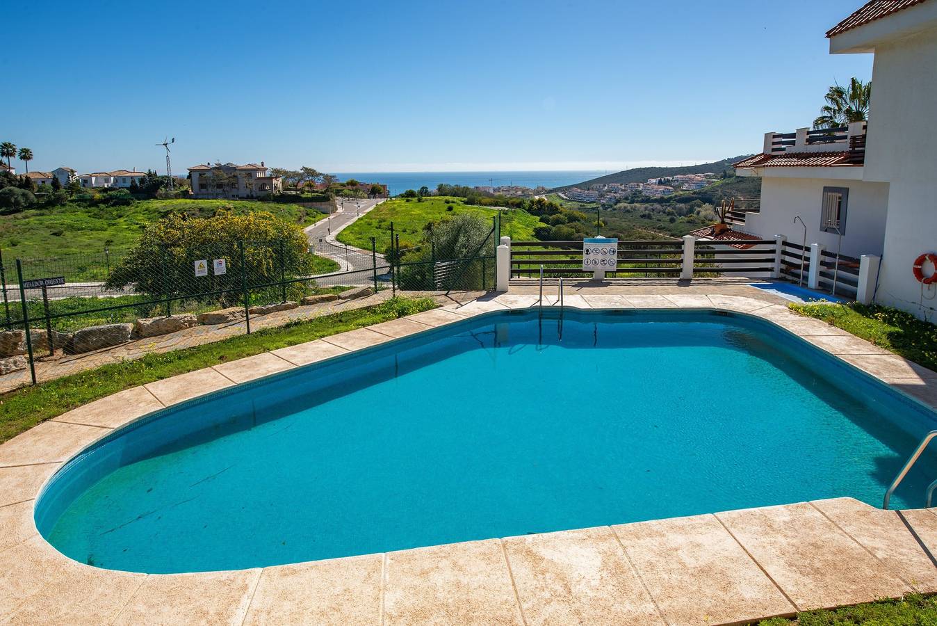Apartamento inteiro, Apartamento 'Atico Duplex Con Terraza' com vista para o mar, Wi-Fi e ar condicionado in Alcorrín, Manilva
