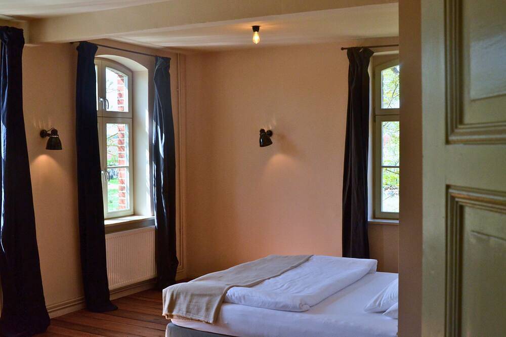 Ganze Wohnung, Doppelzimmer im Gasthaus am Finowkanal (ehemalige Schule von 1875). in Zerpenschleuse, Wandlitz