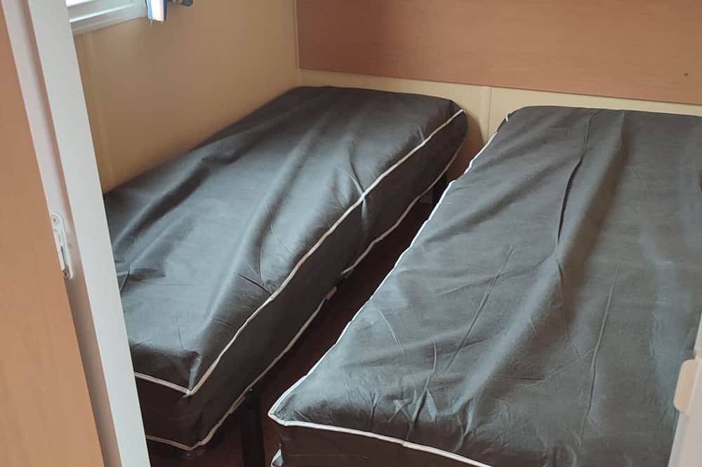 Comfortable mobile home, wheelchair access - 4 guests in La Tour-d'Auvergne, Volcans d'Auvergne Regional Nature Park