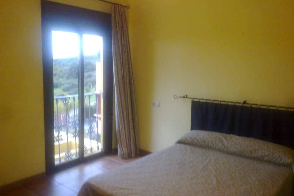 Villaencampodegolfconvistasycercadelcentrodelpuebloylaplayaminutosdemarbella in Valle Romano, Estepona