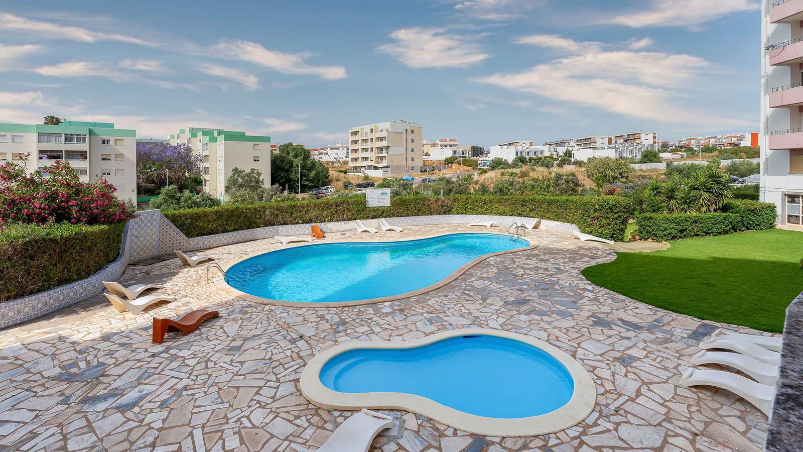 Apartamento inteiro, Comfy 3 Bdr Flat W/ Pool & Balcony by Lovelystay in Portimão, Distrito de Faro