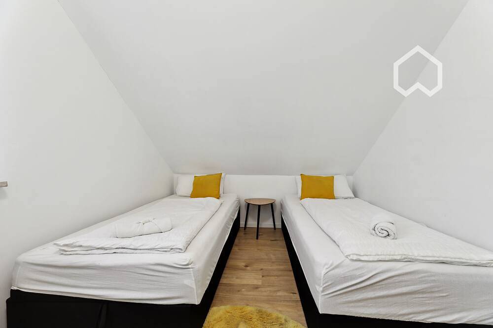 Entire apartment, Day Young Life 140sqm/ carport terrace barbecue table football. in Nuremberg, Franconia