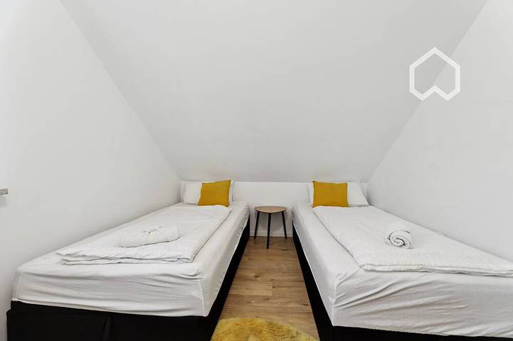 Appartement entier, Day Young Life 140sqm/ carport terrace barbecue table football. in Nuremberg, Franconie