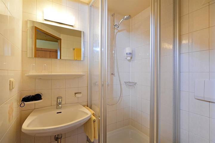 Standardzimmer 3, Dusche/Wc, ab 4 Nächte Hp in Scheffau am Wilden Kaiser, Kaisergebirge