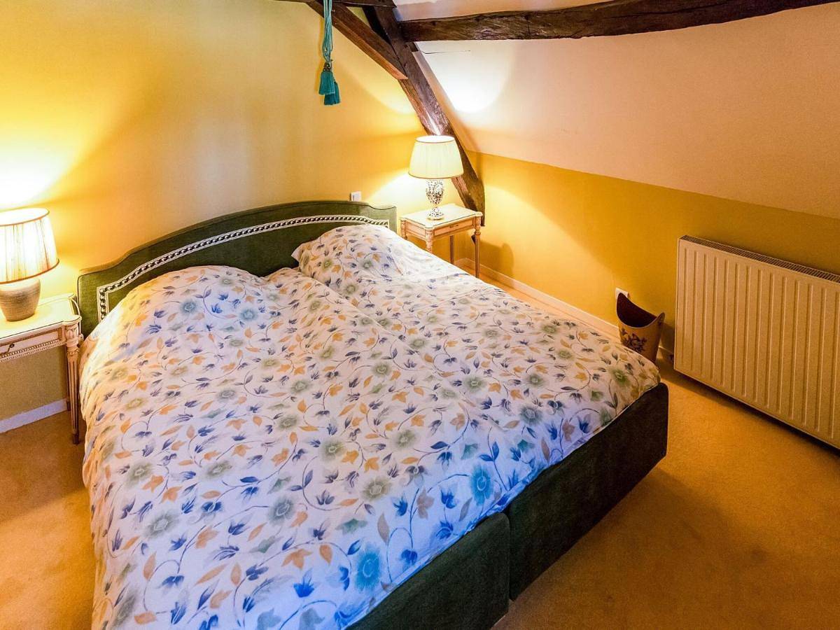 Beautiful Castle in Le Veurdre with Private Pool in Le Veurdre, Allier