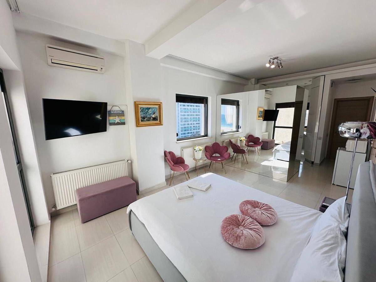 Studio with Lateral Sea View in Mamaia, Constanța