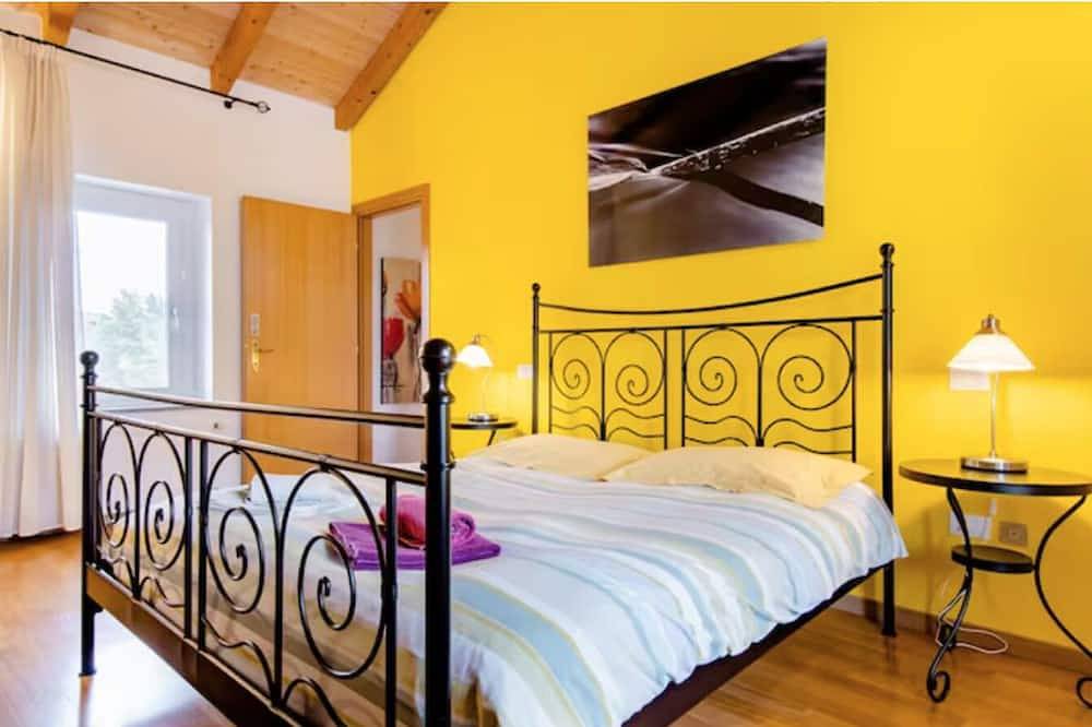 Suite     Yellow.     Room in Udine, Udine Province