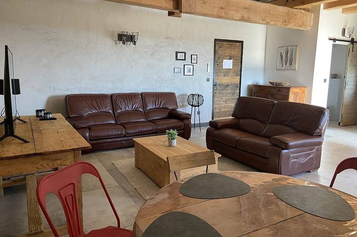 Gîte pour 5 personnes, avec jardin ainsi que piscine et terrasse