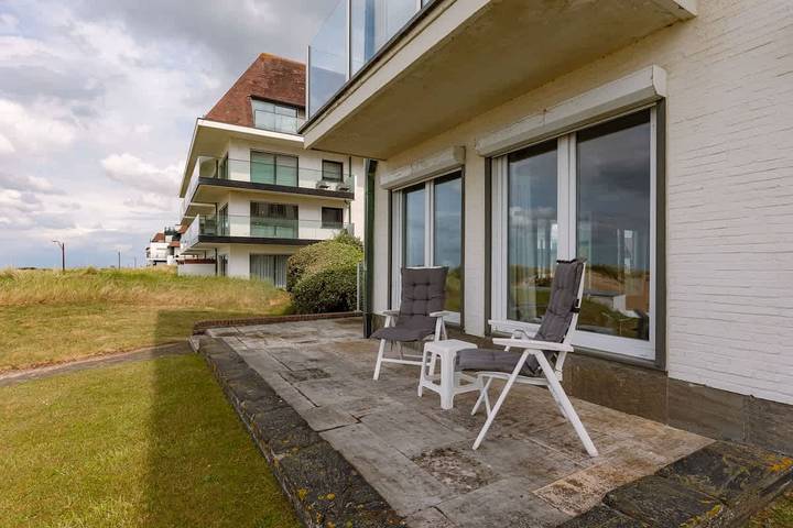 Apartamento entero, 4-bedroom escape w/ backyard & beach access in Le Zoute, Knokke-Heist