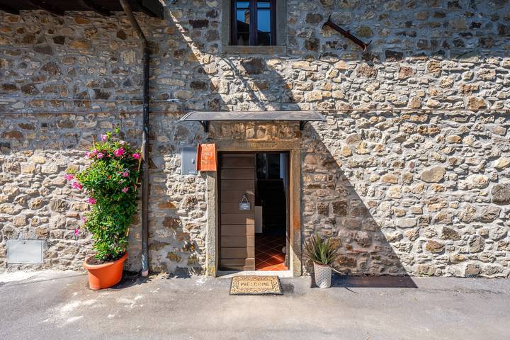 Entire apartment, Apartment 'Le Due Cime' with Shared Garden and Wi-Fi in Minucciano, Garfagnana
