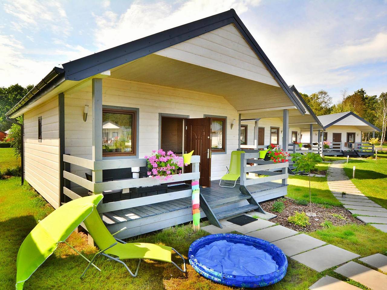Ferienhäuser mit Klimaanlage, Pool und Whirlpool in Powiat Sławieński