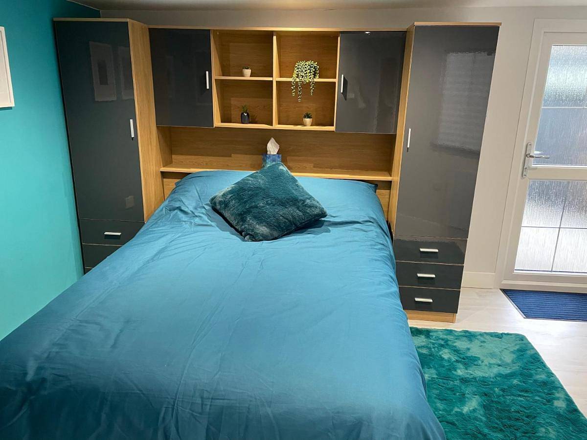 Entire apartment, Cosy cabin with private bathroom in Nottinghamshire