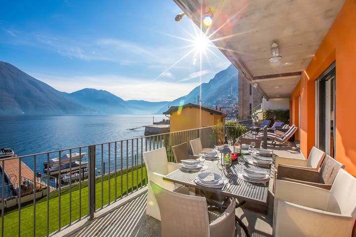 Gîte pour 8 personnes, avec Balcon et Terrasse ainsi que Bassin pour enfant et Vue sur le lac à Argegno
