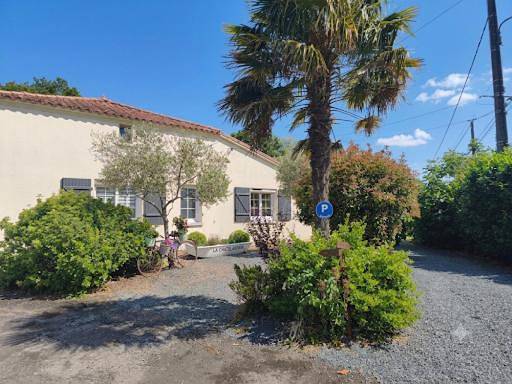 Location de vacances pour 6 personnes, avec Terrasse ainsi que Jardin et Piscine à Moutiers-sur-le-Lay