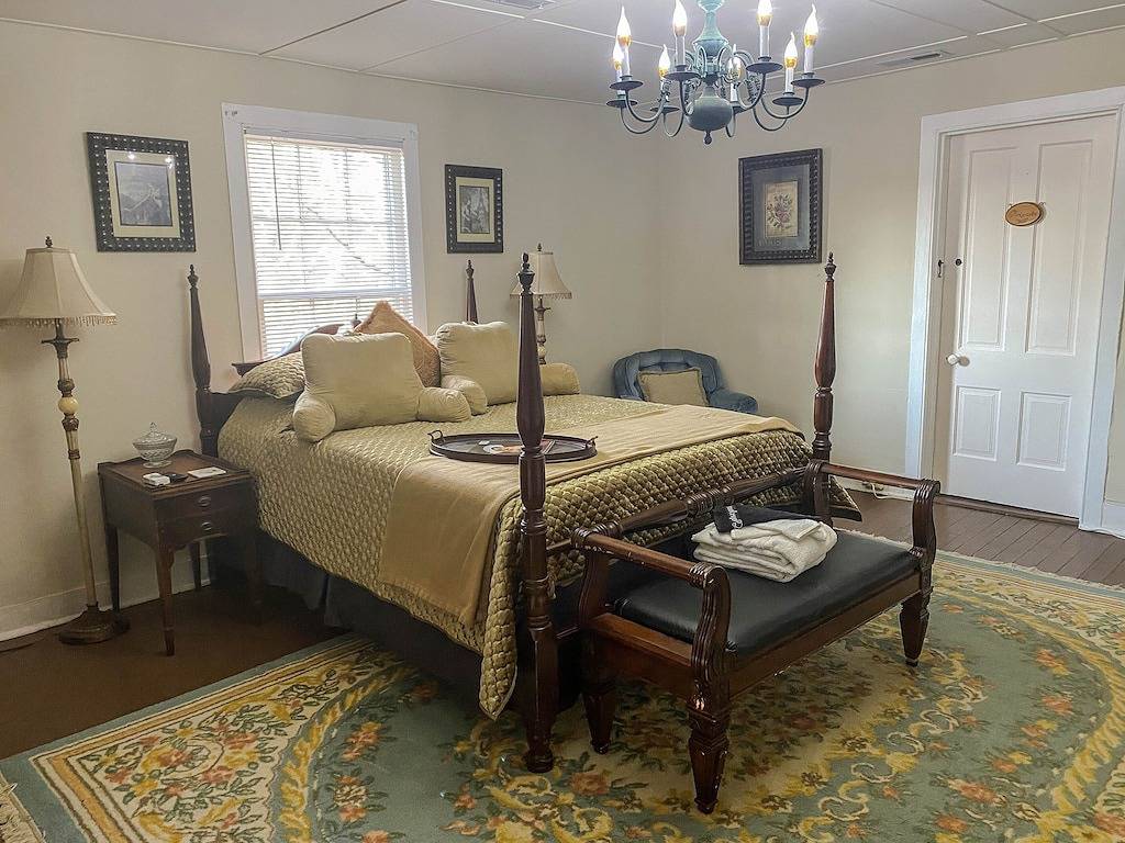 Historic Vaiden House, c.1781, on 8 acres: Modern Amenities with Old World Charm in New Kent County