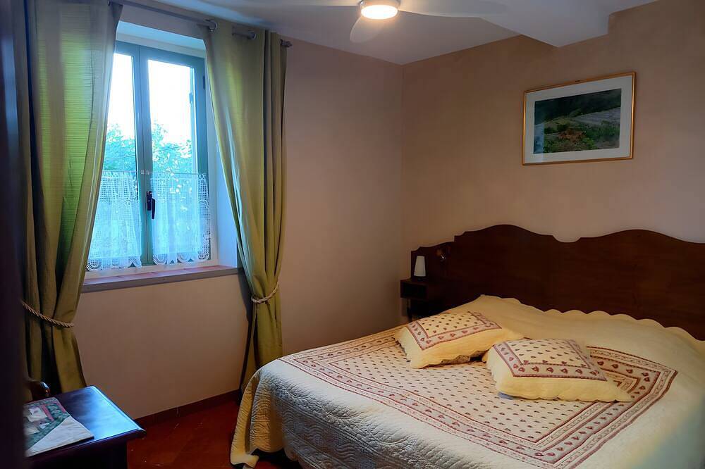 Entire apartment, Mas de Bouvau: Room 5 Nerium in Violès, Vaucluse