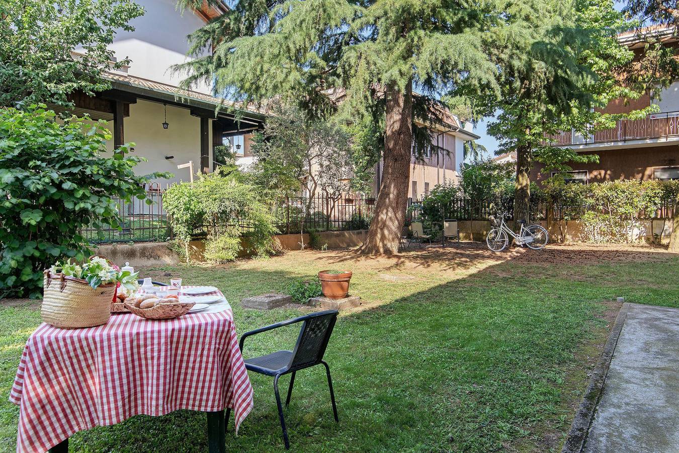 Appartement entier, « Casa Cedrus » avec jardin partagé in Lainate, Province de Milan