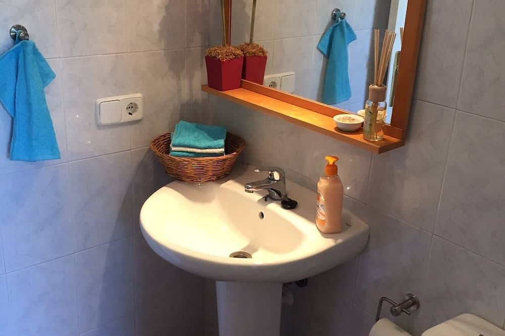 Nice holiday home with private pool, not far from the beach, free Wifi in Cala Anguila, Manacor