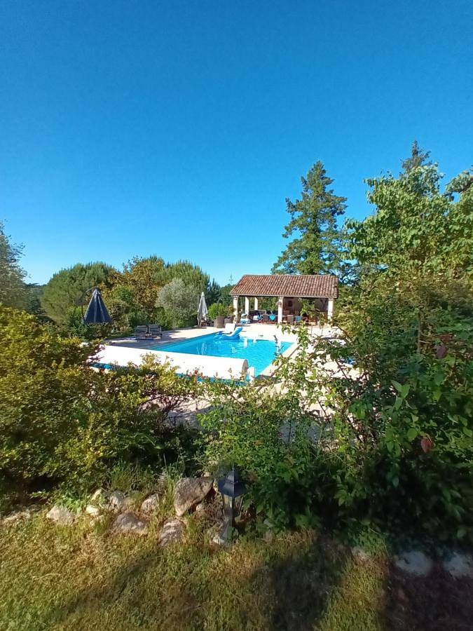 Chambre d’hôte pour 2 personnes, avec Terrasse et Jardin ainsi que Piscine et Vue à Bourrou