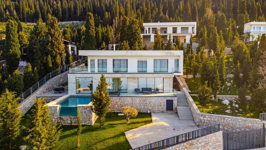 Villa for 8 personer, Balkong og Terrasse i tillegg til Hage og Badebasseng i Albania