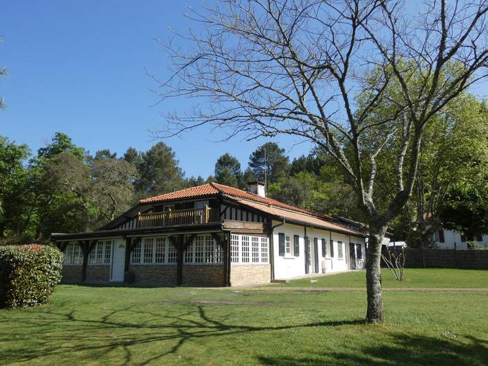 Gîte pour 8 personnes, avec Terrasse ainsi que Jardin et Vue à Lesperon