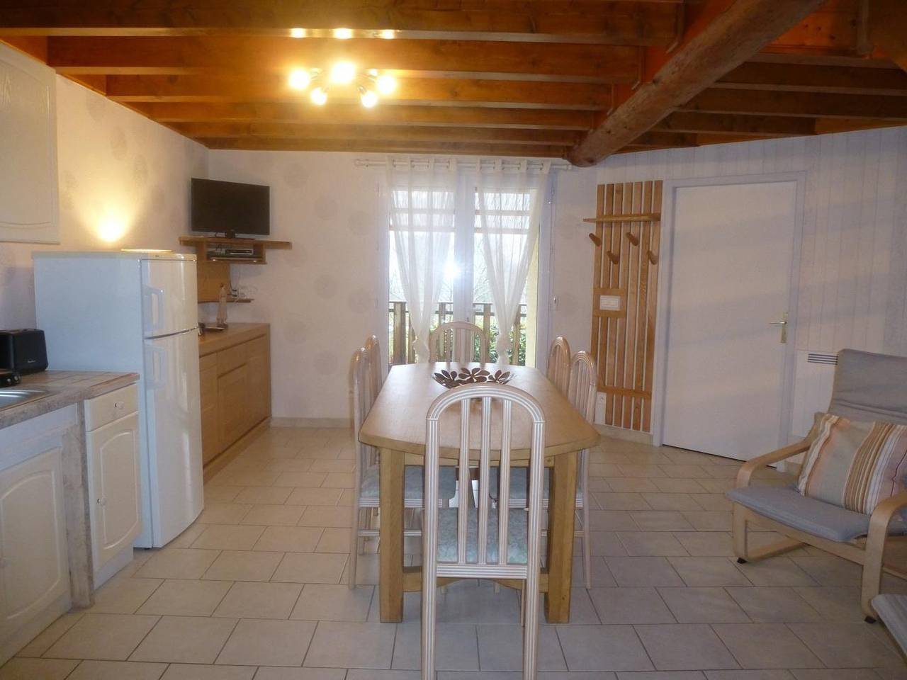 Gîte confortable de 85 m2 avec vue sur le jardin et la rivière in Saint-Maurice-Crillat, Jura Francais