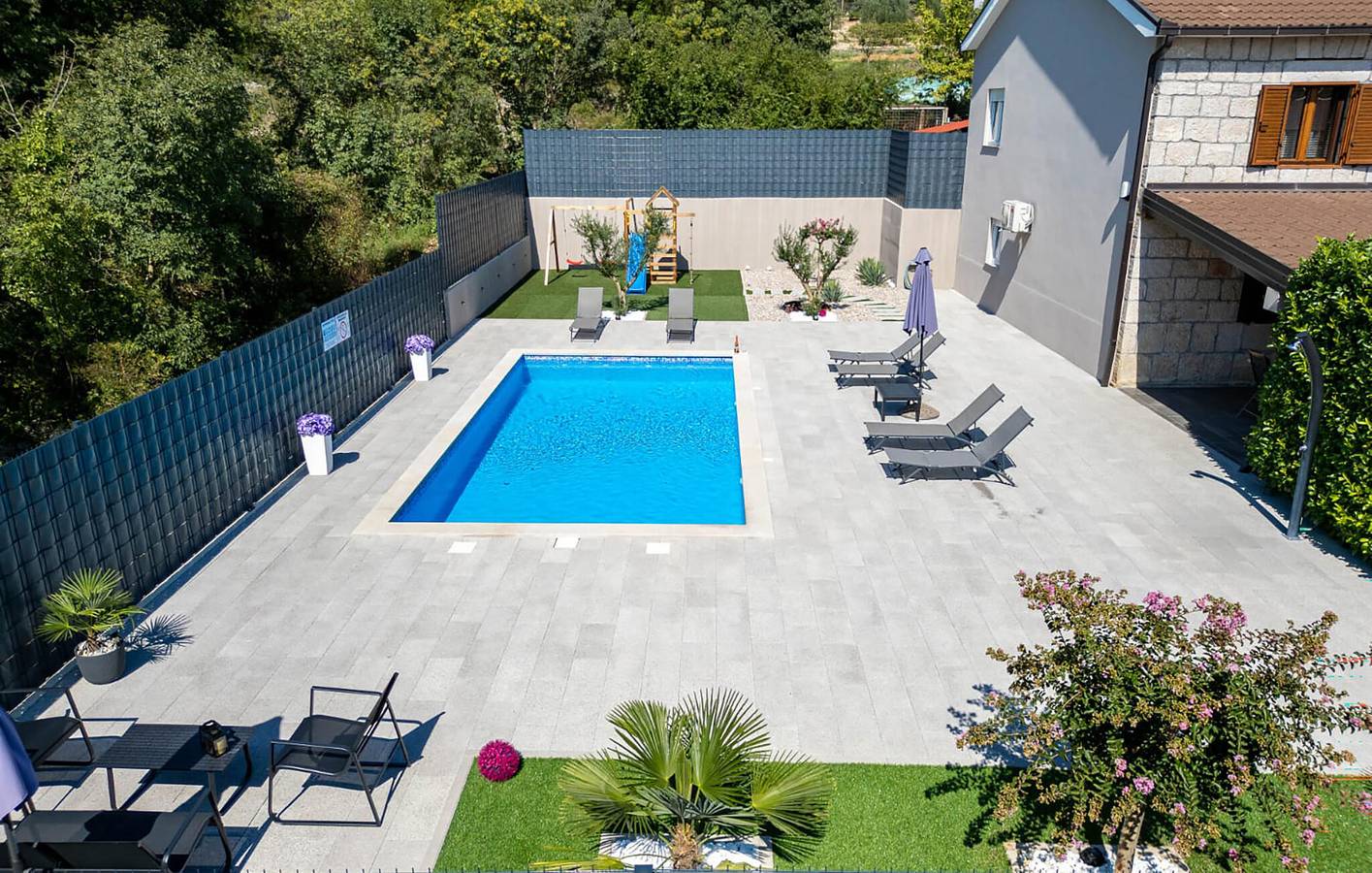Stilvolle 170 m² große Wohnung mit Terrasse, Pool, WLAN und Parkplatz in Imotski, Makarska Riviera